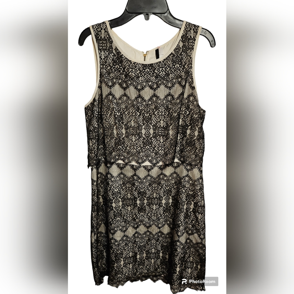 Kensie Size Medium Black & Ivory Sleeveless Lace Overlay Dress